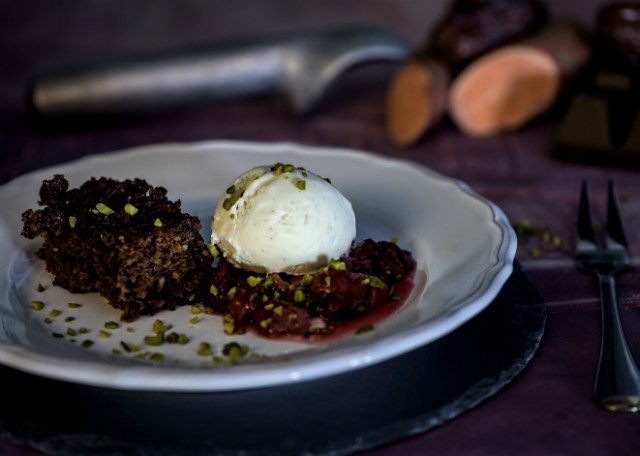 Toms Schokoladenbrownie mit Beerenkompott und Sauerrahmeis 