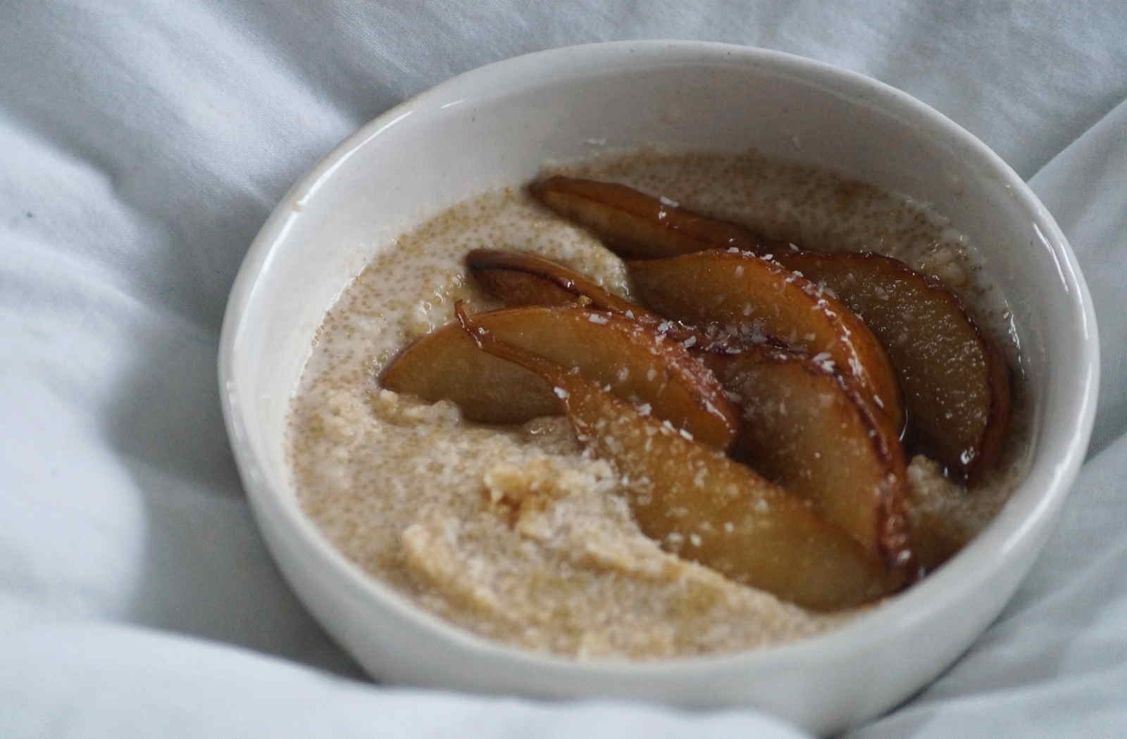 Amaranth-Kokos Porridge mit Birnen