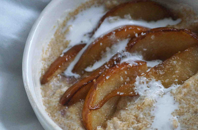 Amaranth-Kokos Porridge mit Birnen