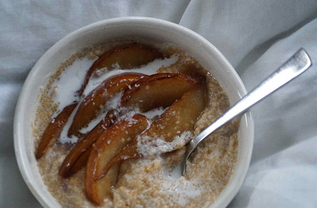 Amaranth-Kokos Porridge mit Birnen